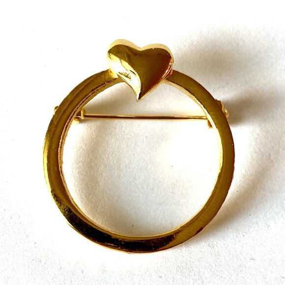 Vintage-Inspired Gold Circle Brooch with Heart Accent - Picture 4 of 4